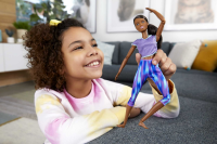 Mattel Barbie Made to Move Puppe (Afro-Style) im lila Yoga Outfit