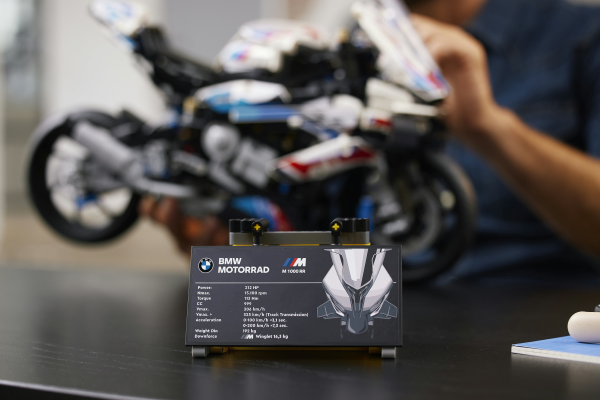 Spielwaren Express - LEGO® Technic BMW M 1000 RR 1920 Teile 42130