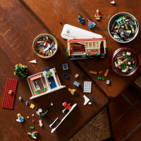 LEGO&reg; Icons - Weihnachtlich geschm&uuml;ckte Hauptstra&szlig;e