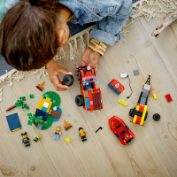 LEGO&reg; City - Feuerwehrgel&auml;ndewagen mit Rettungsboot