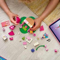 LEGO® Gabbys Dollhouse - Kitty Fees Gartenhaus